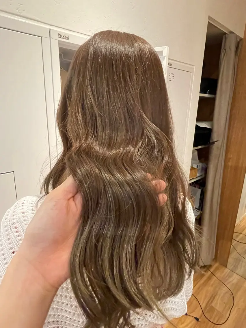 ロング カラー ベージュカラー オリーブベージュ 木田 絢子のヘアスタイル