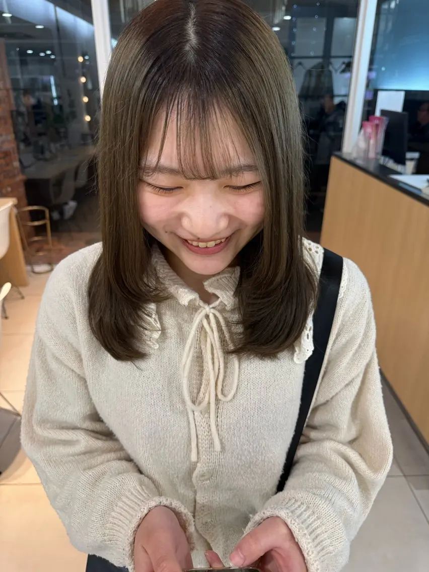 セミロング カラー ベージュカラー オリーブベージュ レイヤーカット カット ヘアカラー ツチダ ヒナのヘアスタイル