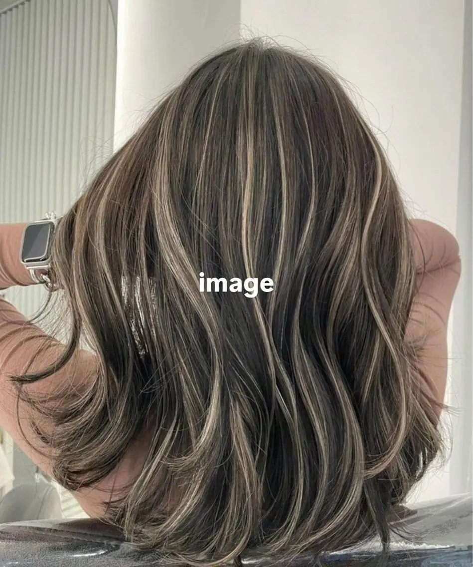 ロング ハイライト 羽鳥 菜々子のヘアスタイル