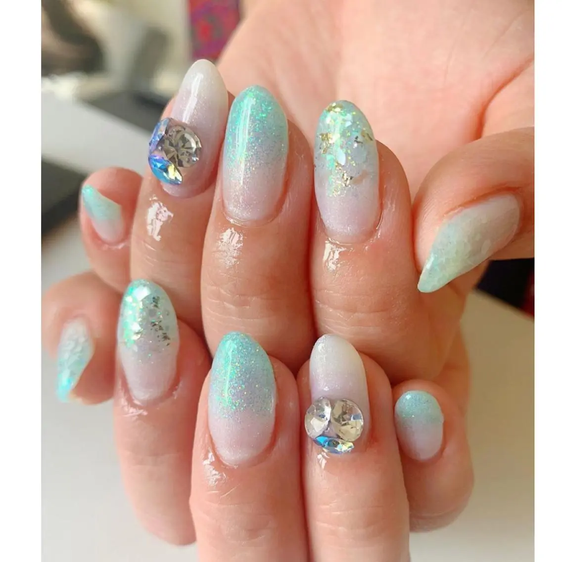 ネイル ストーンネイル Nail salon Dejavu 🌿のネイルデザイン