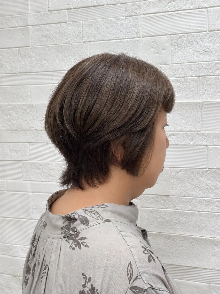 ミディアム カット 岡崎 美紀のヘアスタイル