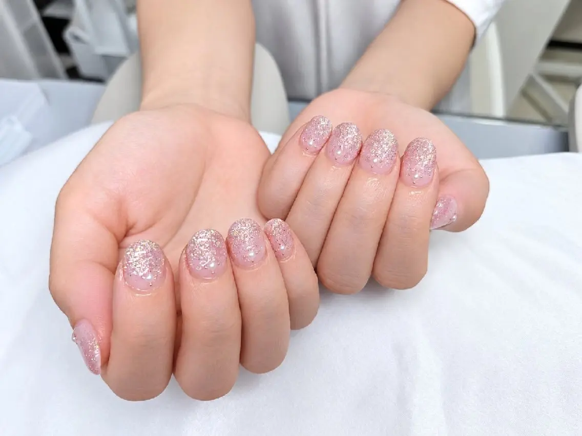ネイル ラメ(グリッター) オフィスネイル ピンク ピンクベージュ シンプルネイル ハンドネイル ハンドケア Beaubie nailサロンのネイルデザイン