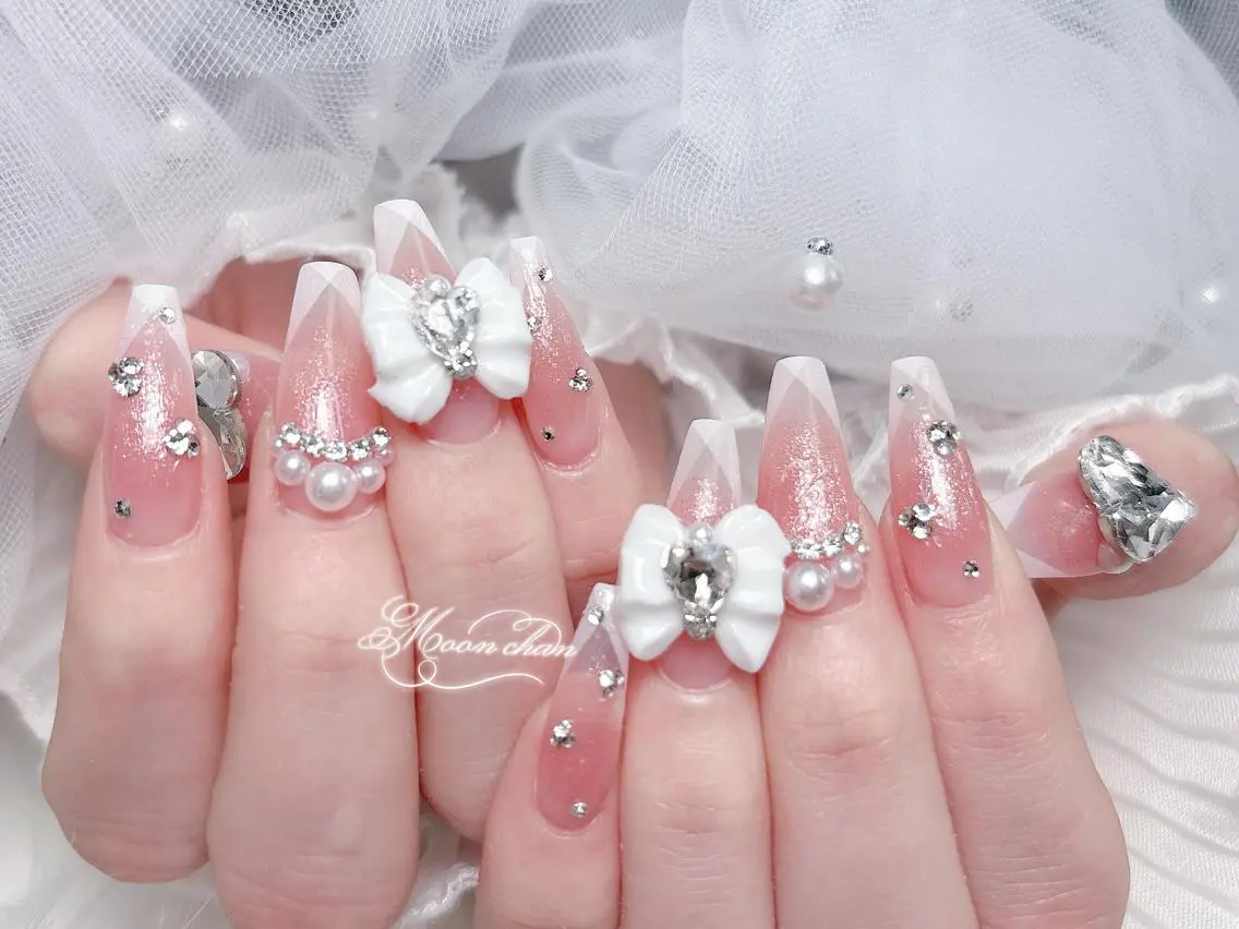ネイル 長さ出し キラキラネイル 韓国ネイル ロングネイル マグネットネイル ハンドネイル ハンドケア Akira✨ nailのネイルデザイン