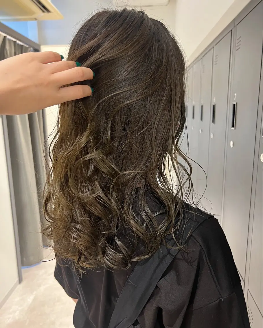 セミロング カラー ヘアアレンジ ベージュカラー オリーブベージュ 暗髪カラー🫐パーマ おくだりんかのヘアスタイル
