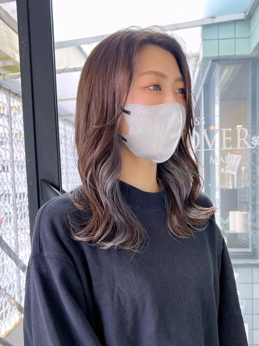 セミロング カラー インナーカラー カット ヘアカラー トリートメント 進 詩織のヘアスタイル