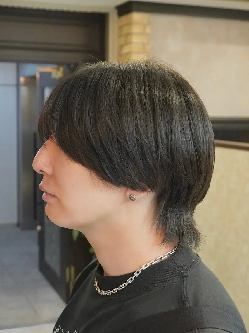 ショート パーマ ヘアアレンジ メンズ センターパート フェザーパーマ マッシュウルフ マッシュ メンズパーマ カット 縮毛矯正 HIKARI メンズ満足度No.1のヘアスタイル