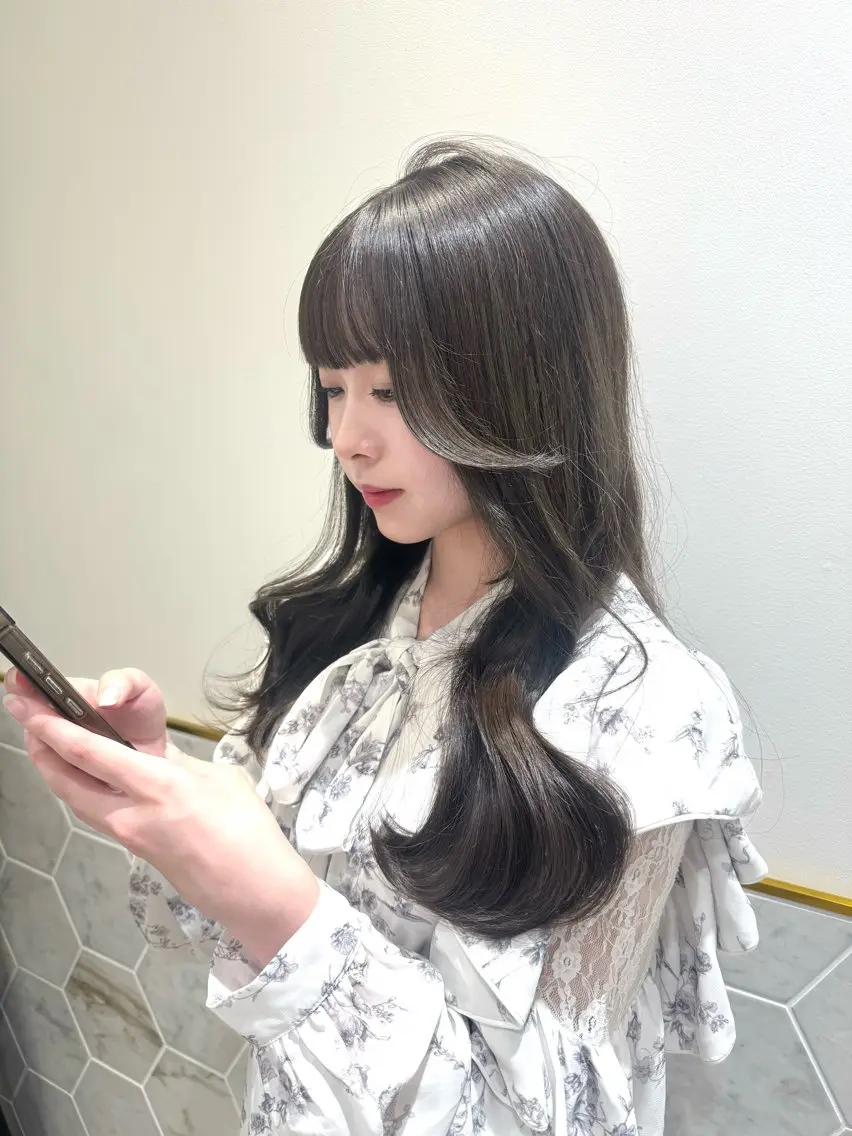 ロング カラー グレージュ オリーブグレージュ オリーブグレー costes 今井芽依のヘアスタイル