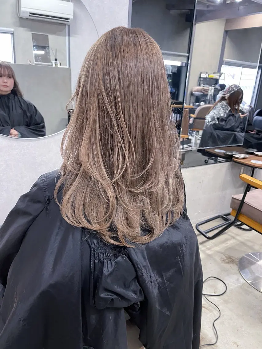 セミロング カラー ベージュカラー ミルクティーベージュ レイヤーカット AiM 大名　似合わせカットのヘアスタイル