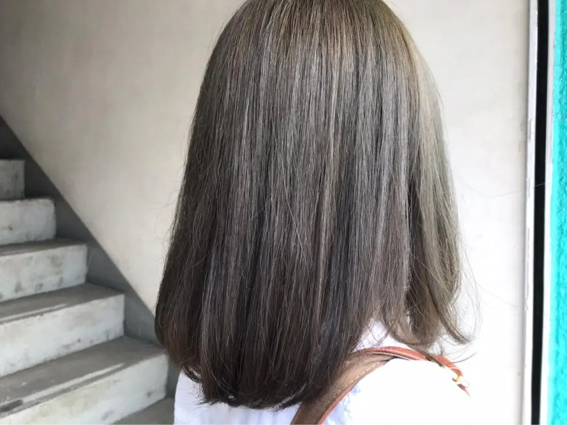ミディアム アッシュ 平山 愛理のヘアスタイル
