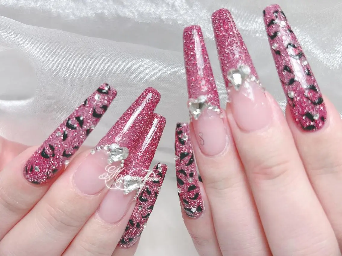 ネイル 長さ出し キラキラネイル 韓国ネイル ロングネイル マグネットネイル ハンドネイル ハンドケア Akira✨ nailのネイルデザイン