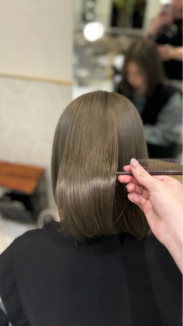 ミディアム カラー グレージュ オリーブグレージュ オリーブグレー costes 今井芽依のヘアスタイル