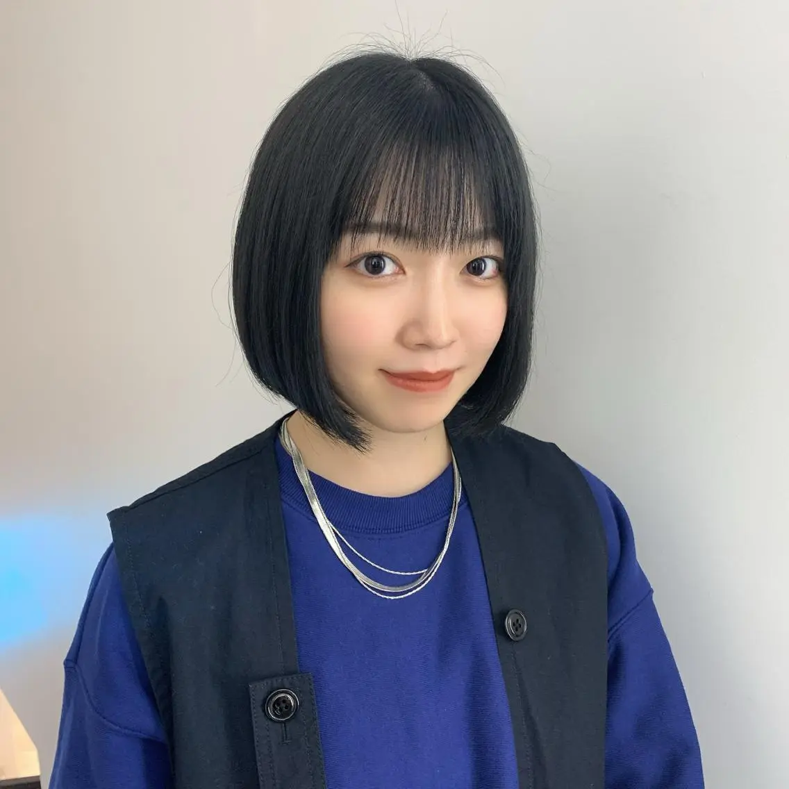 ショート カラー 切りっぱなしボブ 黒髪 ブルーカラー ブルーブラック 透明感カラー カット Kureha/ネイル トレンドヘアのネイルデザイン