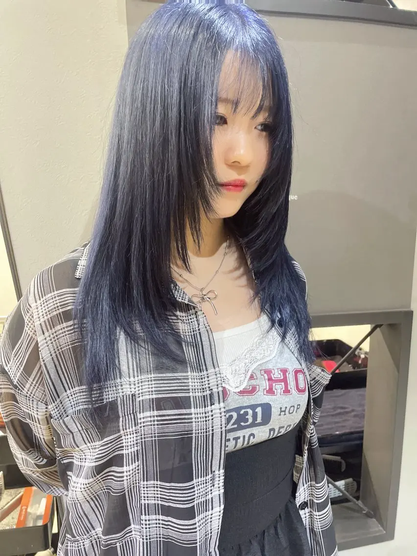 カラー ブルーカラー ネイビーカラー AIRI layer cut hairのヘアスタイル
