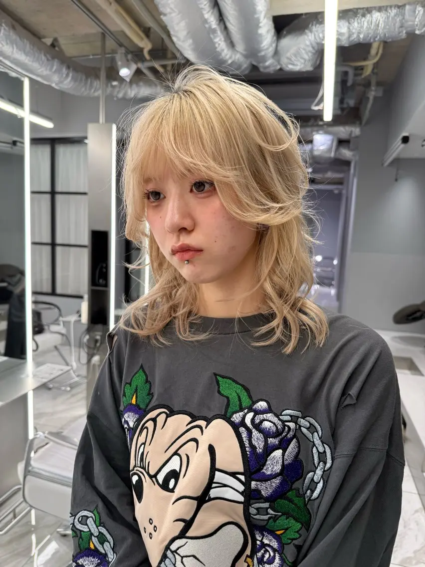 セミロング カラー カット ヘアカラー トリートメント ハイトーンレイヤー 顔まわりSOTAのヘアスタイル