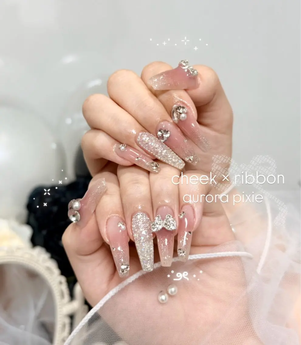 ネイル チークネイル ハート キラキラネイル ロングネイル リボン ハンドネイル Blanche Ayaのネイルデザイン