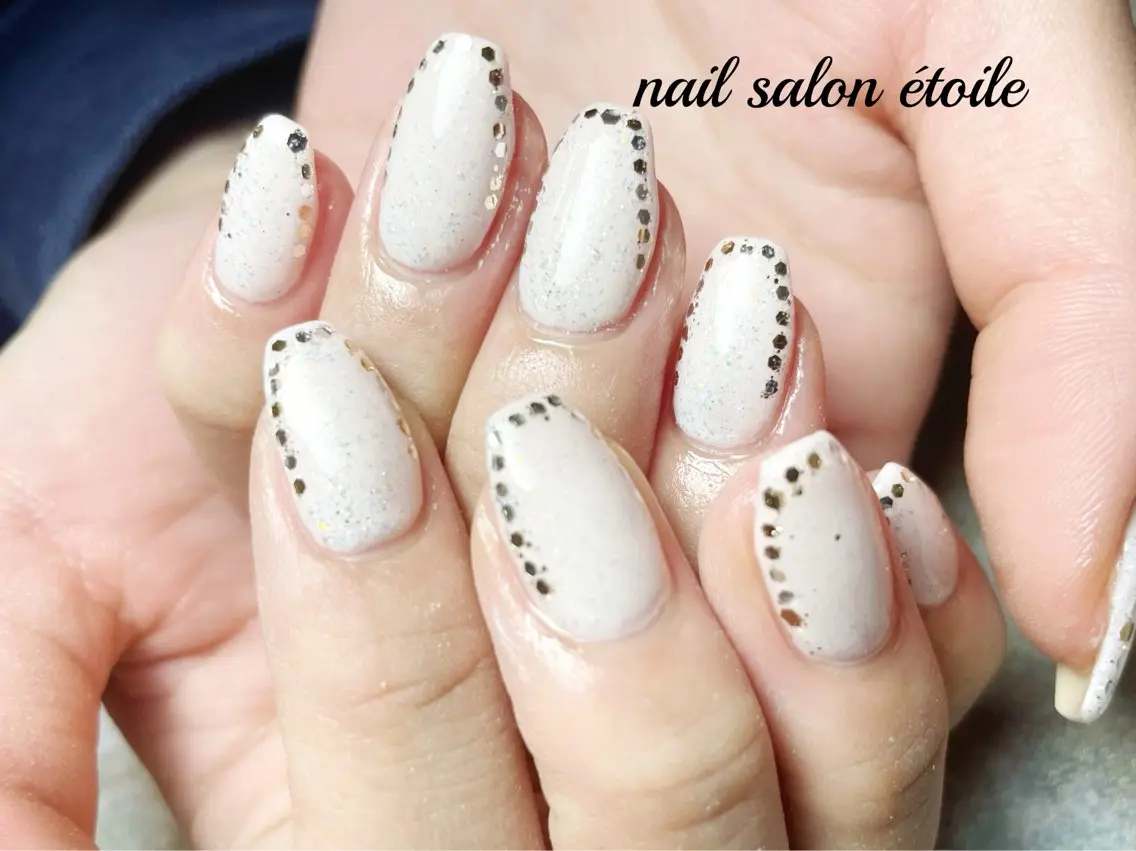 ネイル ホログラムネイル ラメ(グリッター) スクエアネイル ホワイト ハンドネイル nail salon étoileのネイルデザイン