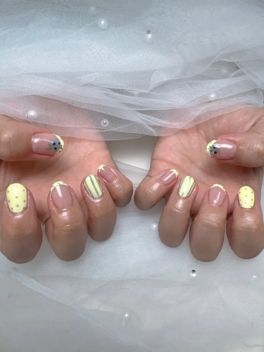 ネイル フットネイル フレンチネイル ガラスフレンチ キラキラネイル 持ち込み ハンドネイル Queeens nailのネイルデザイン