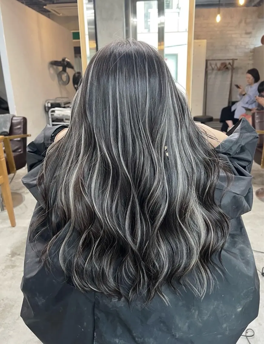 ロング カラー ダークグレー ダークグレージュ グレージュ ハイライトカラー ハイライト ヘアカラー トリートメント 指名数No.1 /NAOYAのヘアスタイル