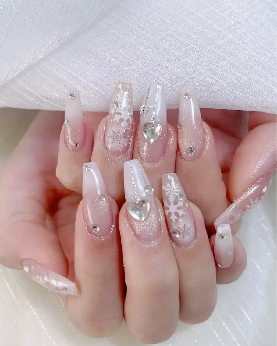 ネイル チークネイル フレンチネイル ハート キラキラネイル 韓国ネイル ハンドネイル Speraネイル 大宮店🎀のネイルデザイン