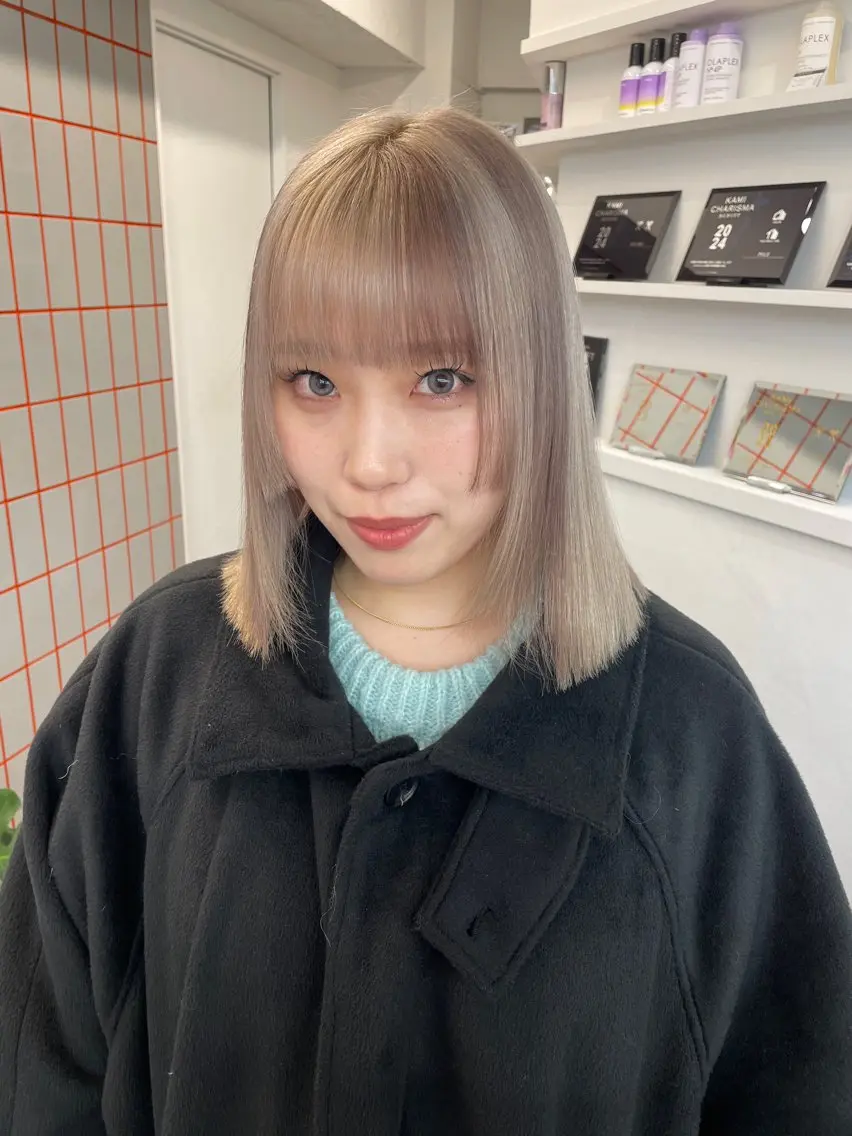 セミロング カラー ベージュカラー ブリーチ ケアブリーチ デザインカラー ハイトーンカラー グレージュ/ベージュ 🎀momo🎀のヘアスタイル
