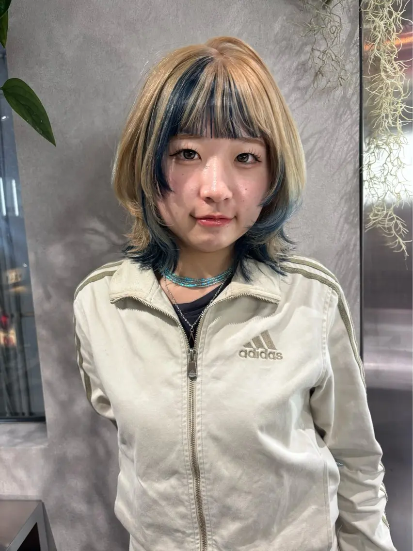 ミディアム カラー ヘアアレンジ 切りっぱなしボブ ブリーチ デザインカラー ダブルカラー イヤリングカラー ヘアカラー color.nail 🫧ionaのネイルデザイン