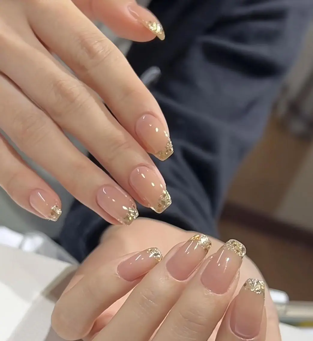 ネイル フレンチネイル ガラスフレンチ Queen‘s なんのネイルデザイン