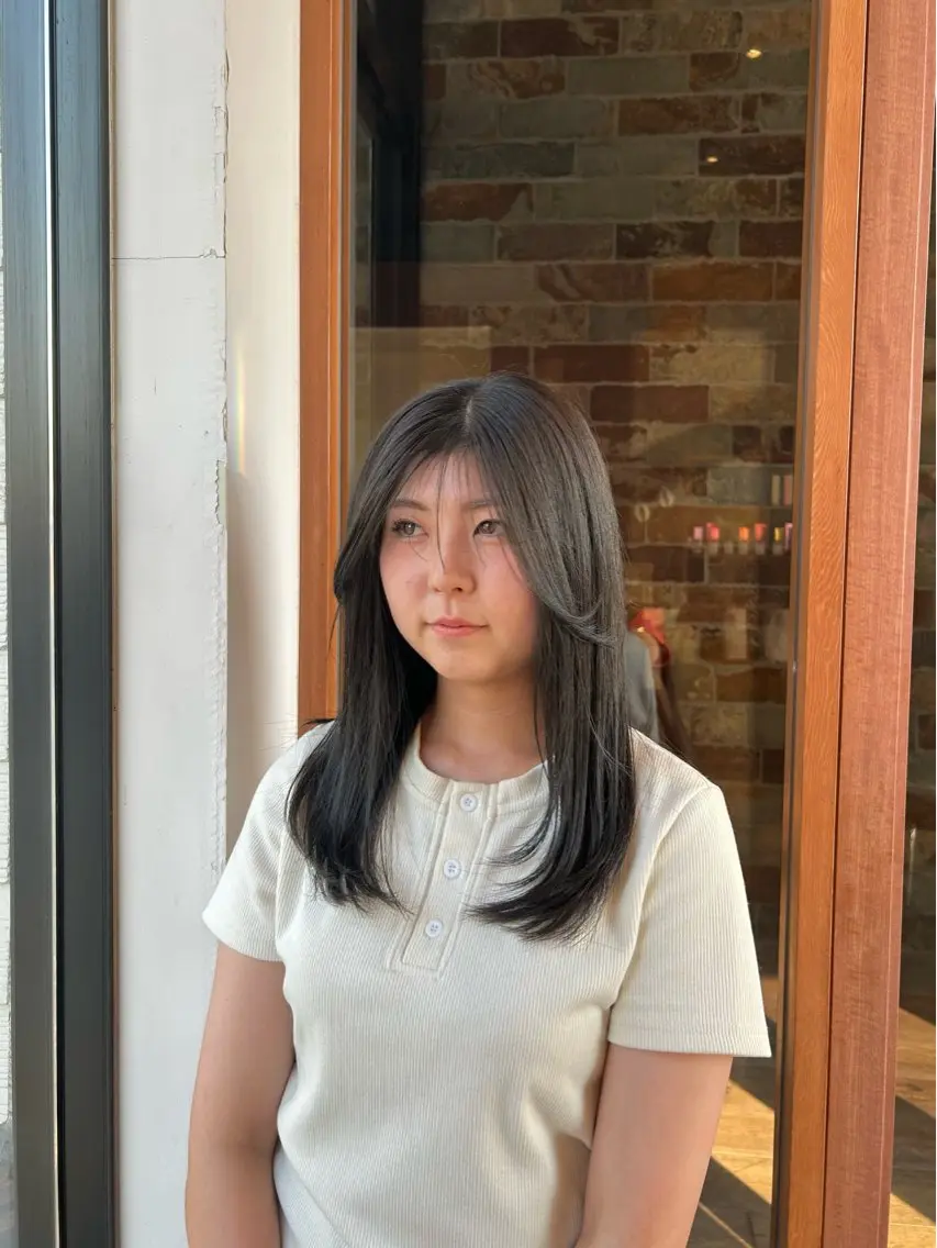 ロング レイヤーカット ローレイヤー 小顔カット カット 村松 麻菜のヘアスタイル