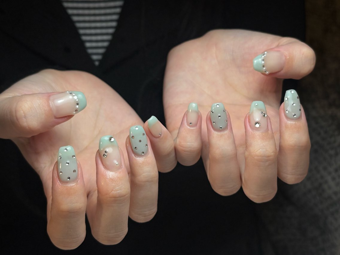 ネイル キラキラネイル シルバー シンプルネイル ストーンネイル ハンドネイル D.d nail Rina✨のネイルデザイン