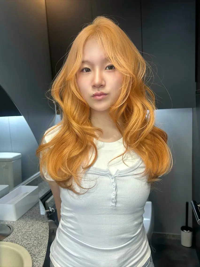 ロング カラー ハイトーンカラー オレンジ ヘアカラー トリートメント moe🎀 透明感カラーのヘアスタイル
