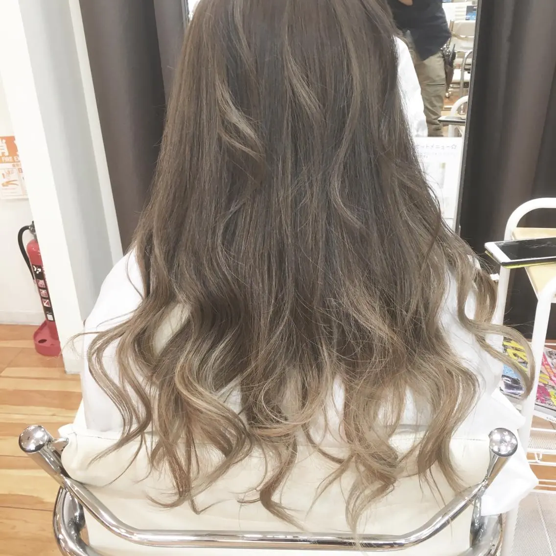 ロング カラー アッシュ ミルクティーアッシュ 髪質改善×レイヤー 高嶋のヘアスタイル