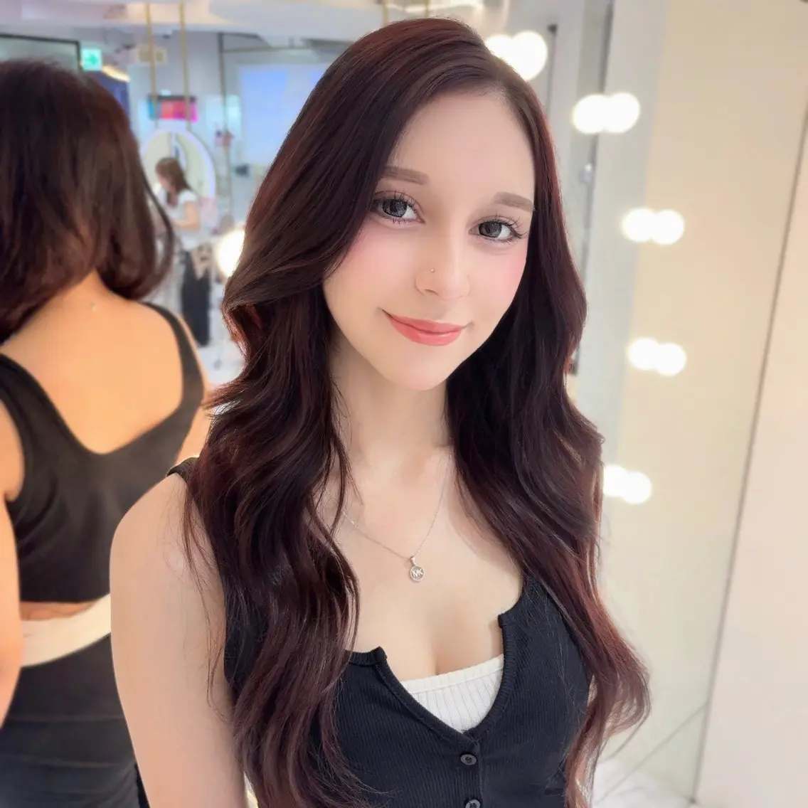 ロング くびれヘア ハイレイヤー 韓国風ヘア レイヤーカット 𝑚𝑖𝑤𝑎 / 顔周り/レイヤーのヘアスタイル
