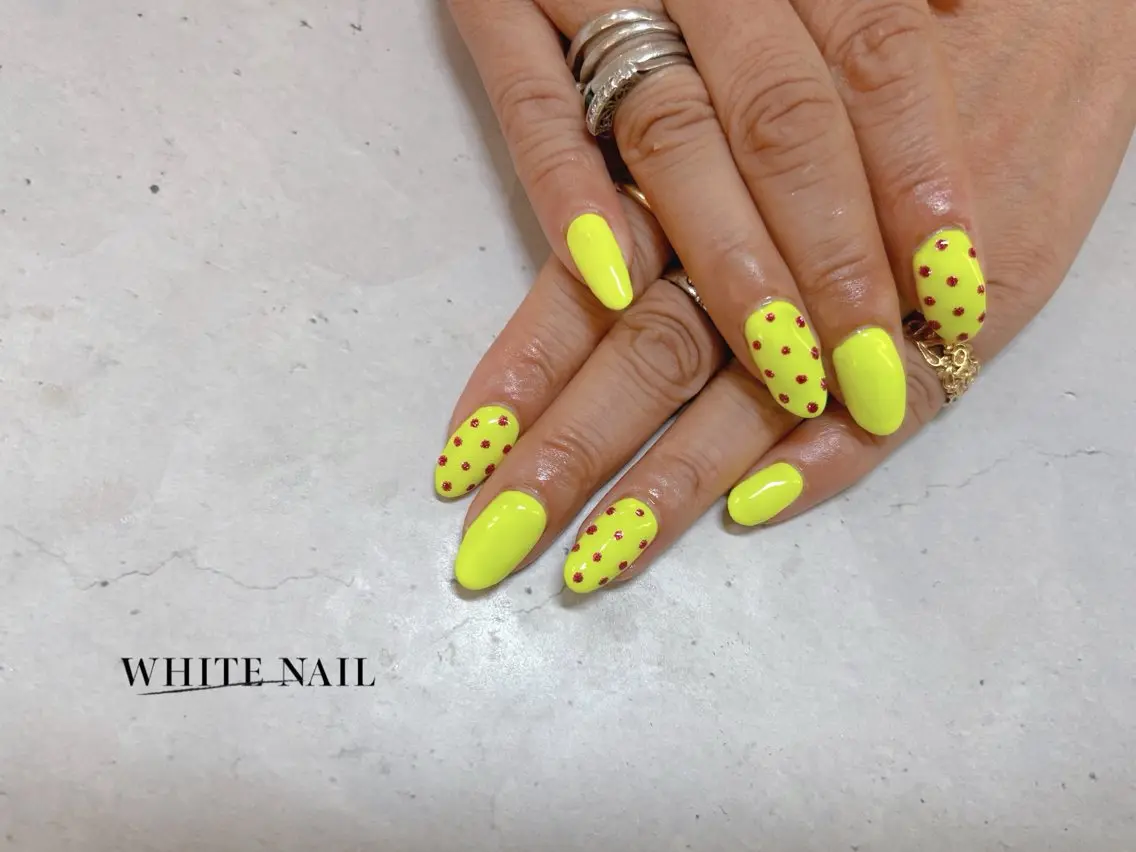 ネイル ドット ハンドネイル WHITE NAIL ホワイトネイルのネイルデザイン