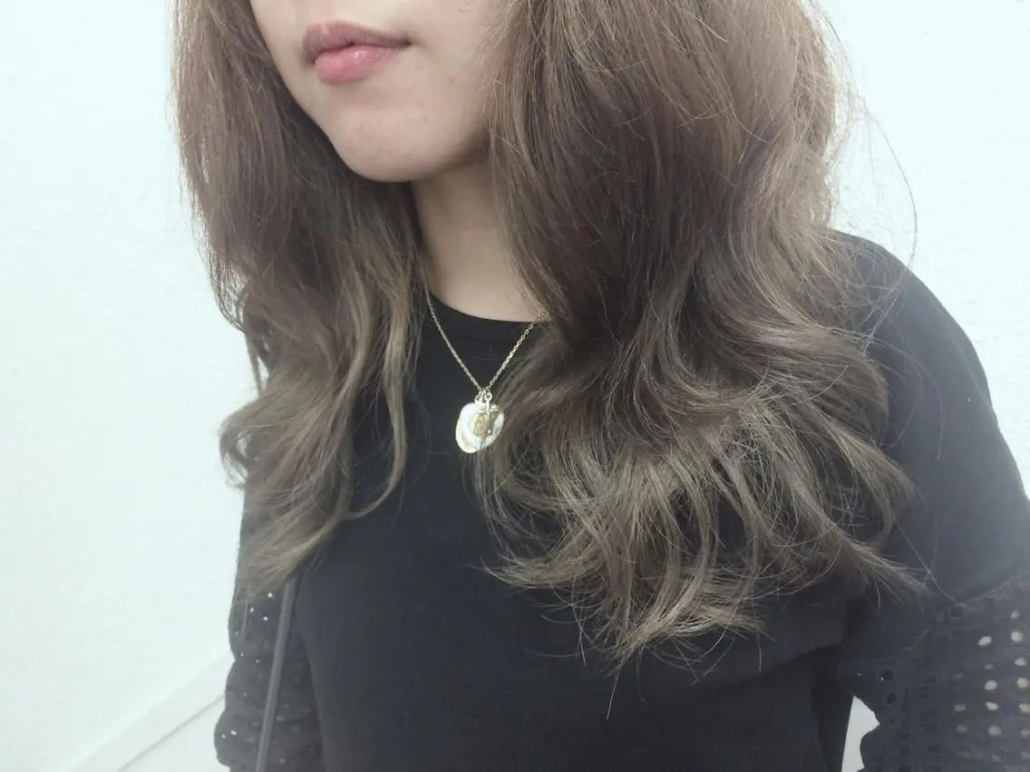 ミディアム セミロング ロング カラー グレージュ にった みずきのヘアスタイル