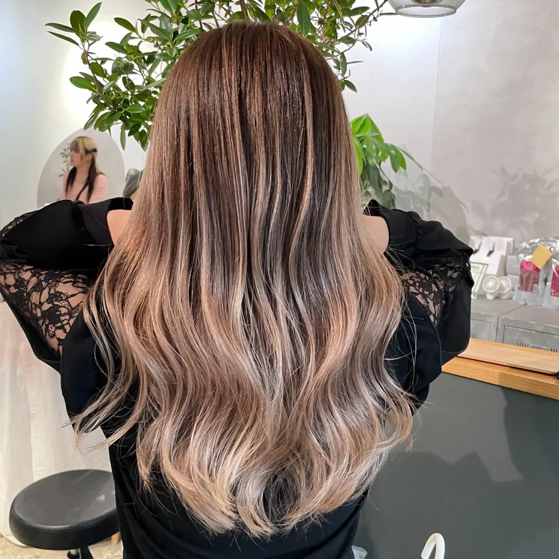 ロング 岸川 恭子のヘアスタイル