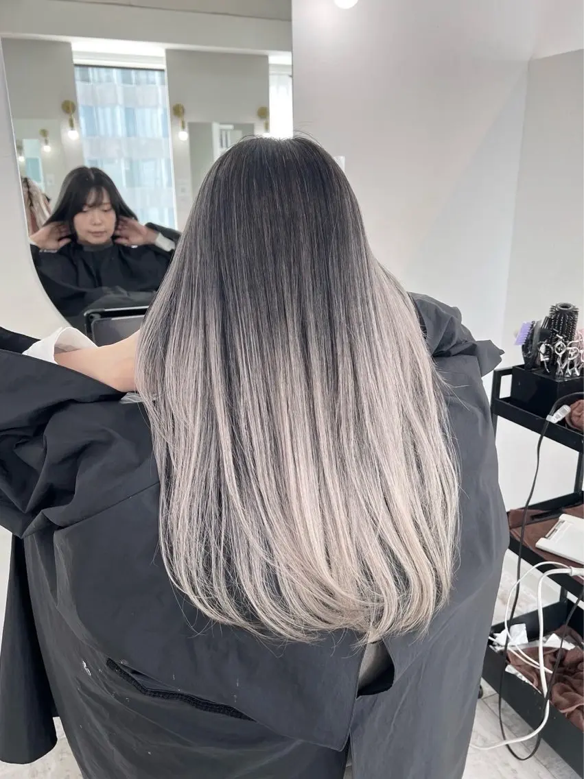 ロング カラー バレイヤージュ シルバー ホワイトシルバー レイヤーカット 指名数No.1 /NAOYAのヘアスタイル