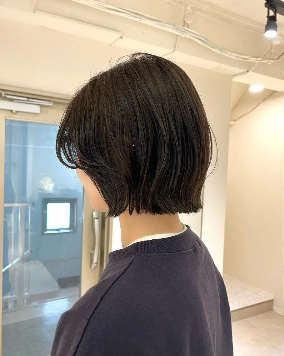 ショート カラー アッシュ アッシュブラウン ブラウンカラー ボブ 外ハネヘア カット ヘアカラー KANO🌷 艶カラーのヘアスタイル