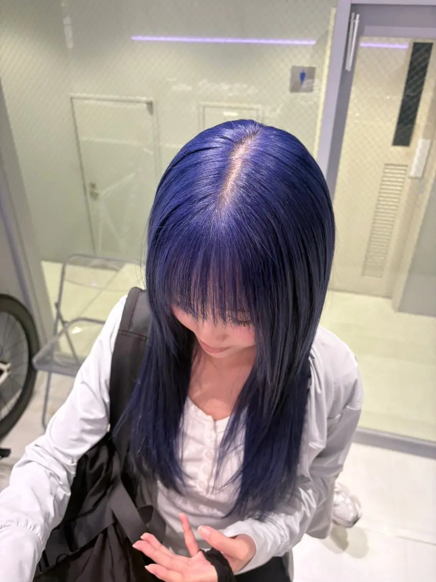 セミロング カラー ブリーチ ブルーカラー カット ヘアカラー トリートメント NANA🦖 ハイトーンデザインのヘアスタイル