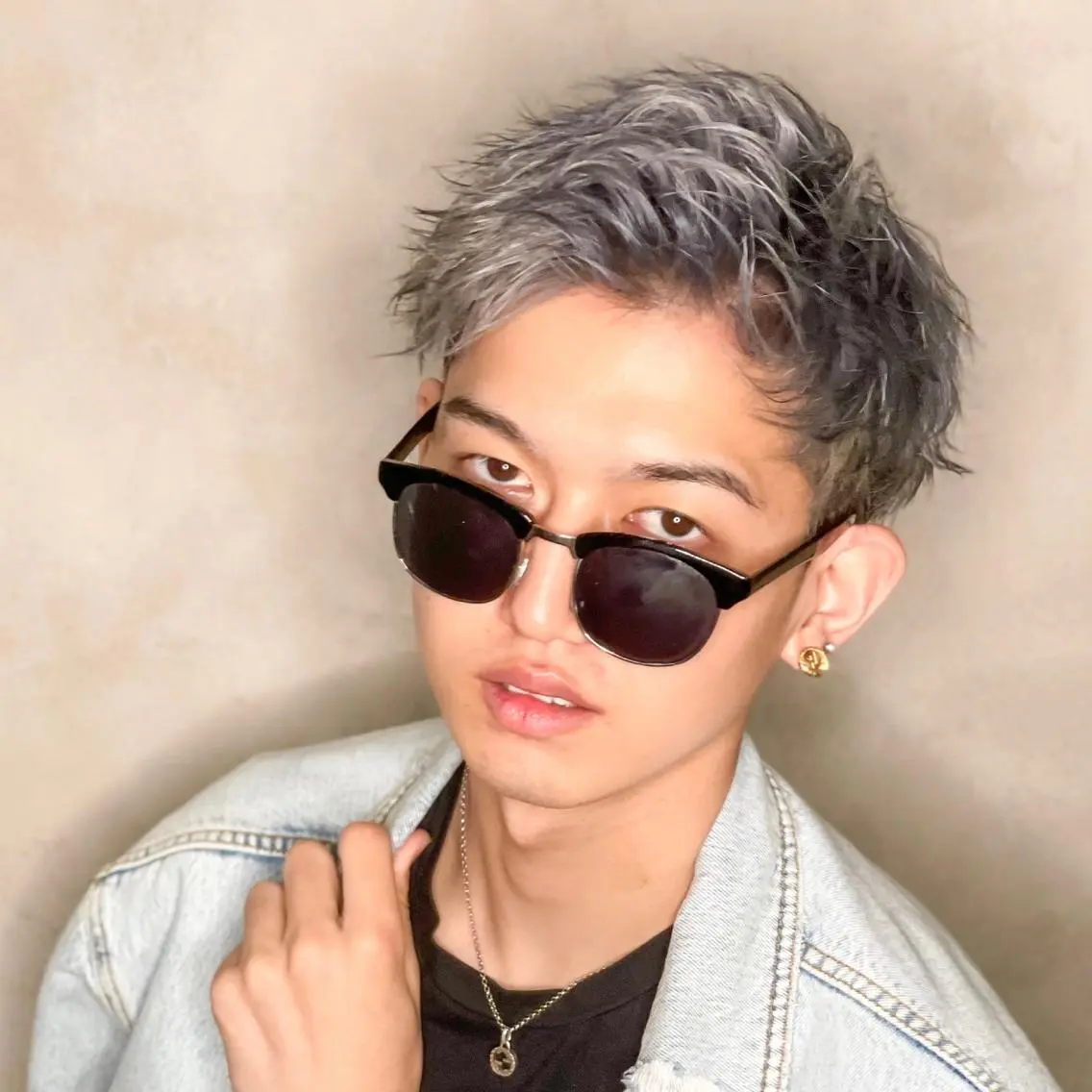 ショート カラー パーマ メンズ メンズハイトーン ハイトーンカラー カット ヘアカラー トリートメント 🔥メンズ極🔥韓国 シャドウ/波巻き柿崎のヘアスタイル