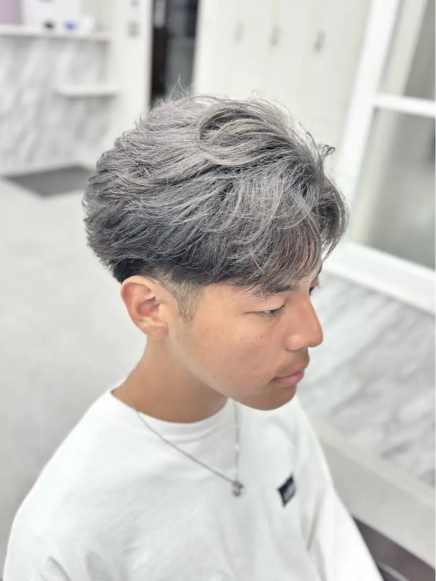 カラー メンズ センターパート メンズハイトーン 透明感カラー ハイトーンカラー シルバー カット ヘアカラー KanedaRio パーマ/フェードのヘアスタイル