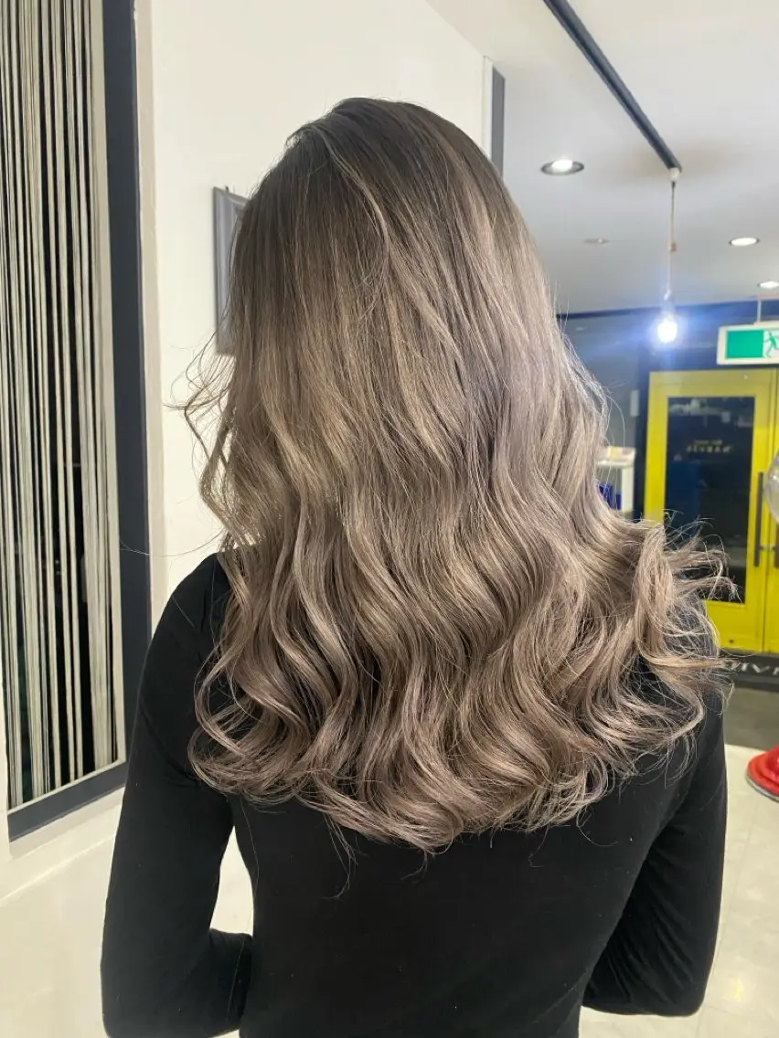 ロング カラー ブリーチ グレージュ 【NARVIS】槌田 悠揮のヘアスタイル