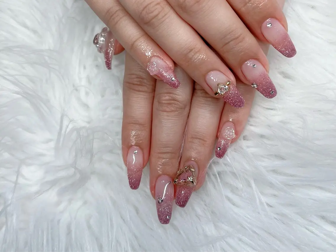 ネイル オーロラネイル チークネイル フレンチネイル ガラスフレンチ ロングネイル ハンドネイル XIMINANAIL SALON堀江店のネイルデザイン