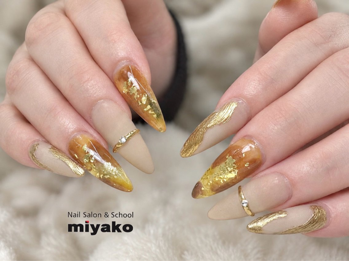 ネイル べっ甲ネイル ゴールド マットネイル ニュアンスネイル ハンドネイル Nailmiyako ikutaのネイルデザイン