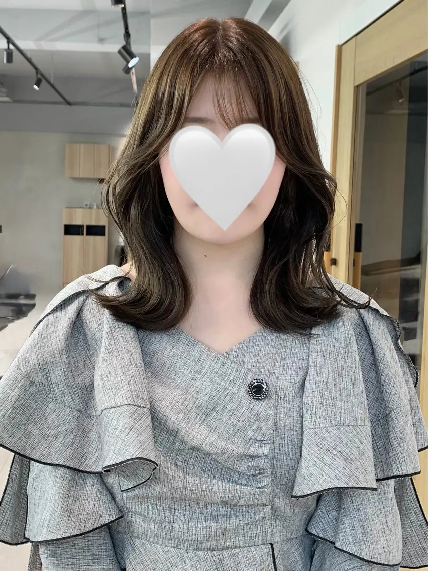ミディアム カラー ベージュカラー オリーブベージュ くびれヘア カサイ ミユのヘアスタイル