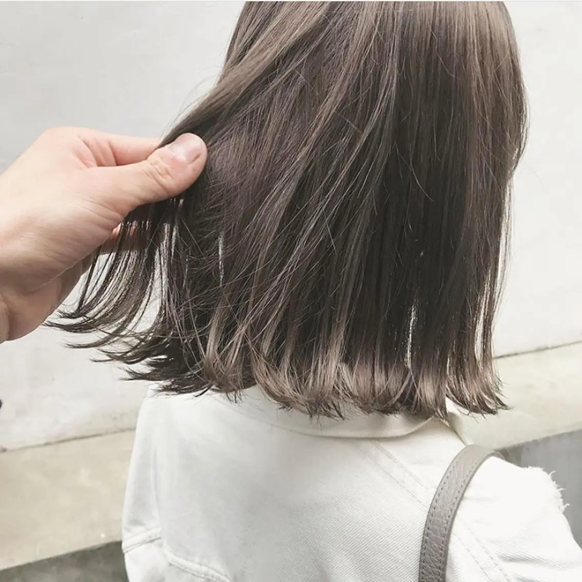 ミディアム カラー ネイル ハイトーンボブ 前田 表参道　グレージュのヘアスタイル