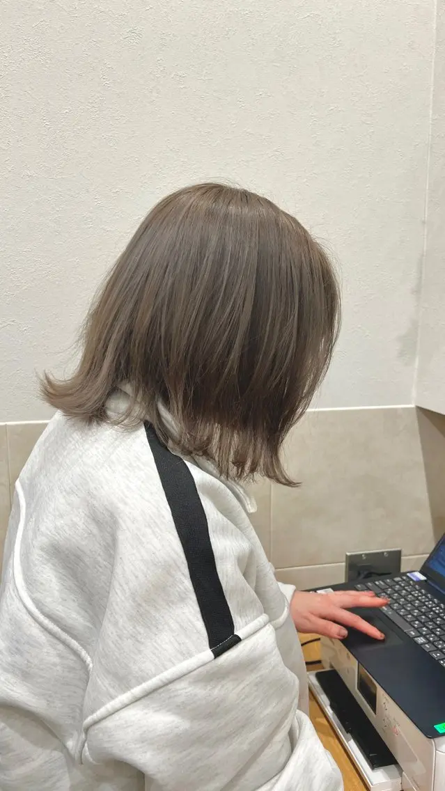 ミディアム カラー ベージュカラー ブリーチ 透明感カラー オリーブベージュ カット ヘアカラー トリートメント 山口 玖瑠美のヘアスタイル