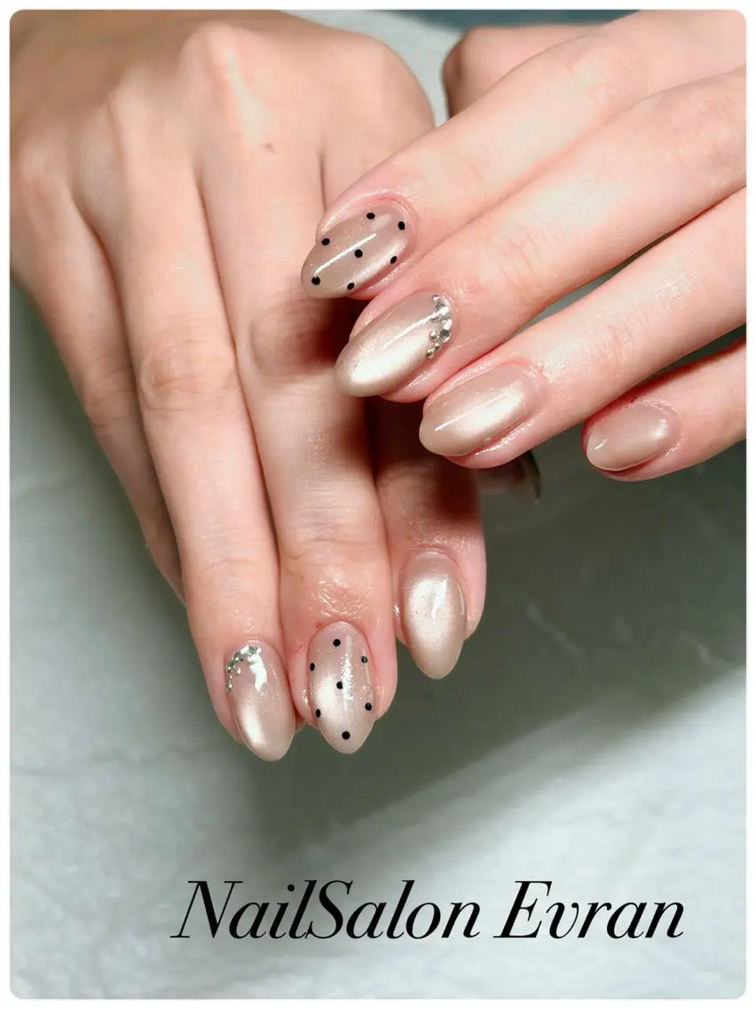 ネイル アートネイル ドット フレンチネイル マグネットネイル 持ち込み ハンドネイル Nail salon Evranのネイルデザイン