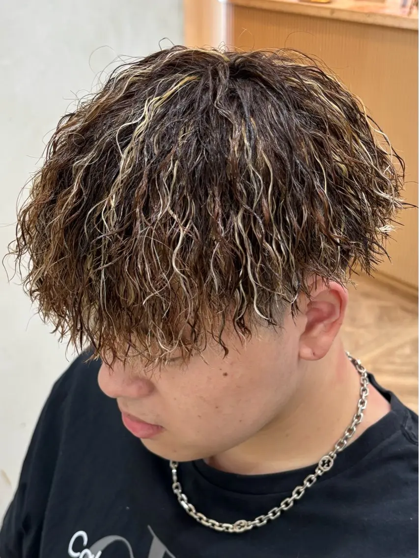 ショート パーマ メンズ メンズメッシュ カット ヘアカラー パーマ パーマ職人DAIKI ツイスパ/波巻きのヘアスタイル