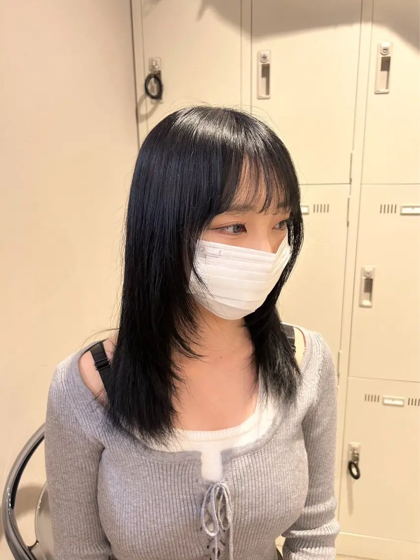 セミロング カラー 黒髪 ブルーカラー ブルーブラック 韓国風カラー ハイレイヤー 抜け感レイヤー︴ ニュアンスカラーのヘアスタイル