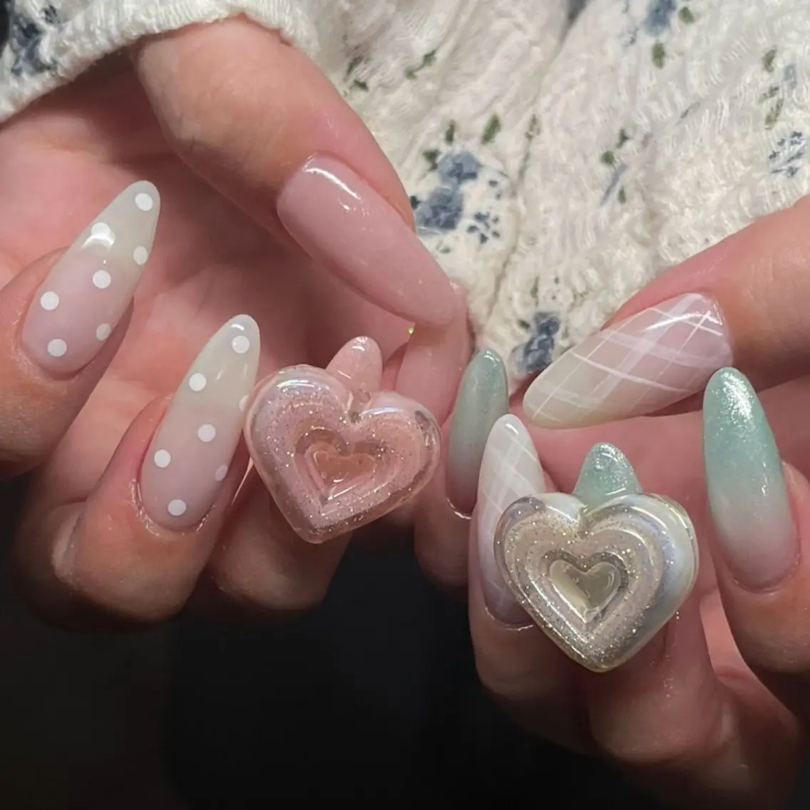 ネイル アートネイル ドット ガーリー ハート 🦋hana / nail / AOのネイルデザイン