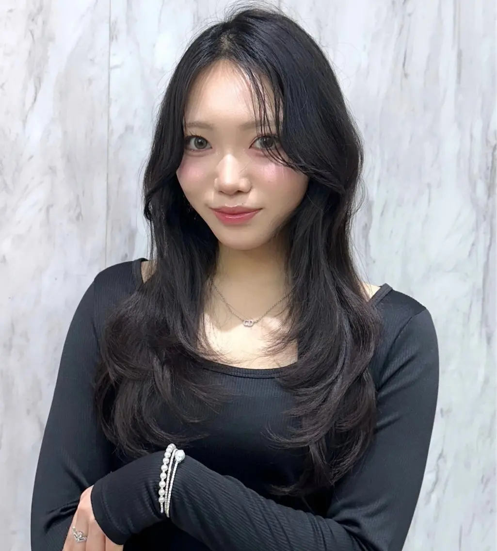 セミロング カラー ヘアアレンジ ヘアカラー 🖤kana/艶髪/ 韓国風暗髪カラー🖤のヘアスタイル